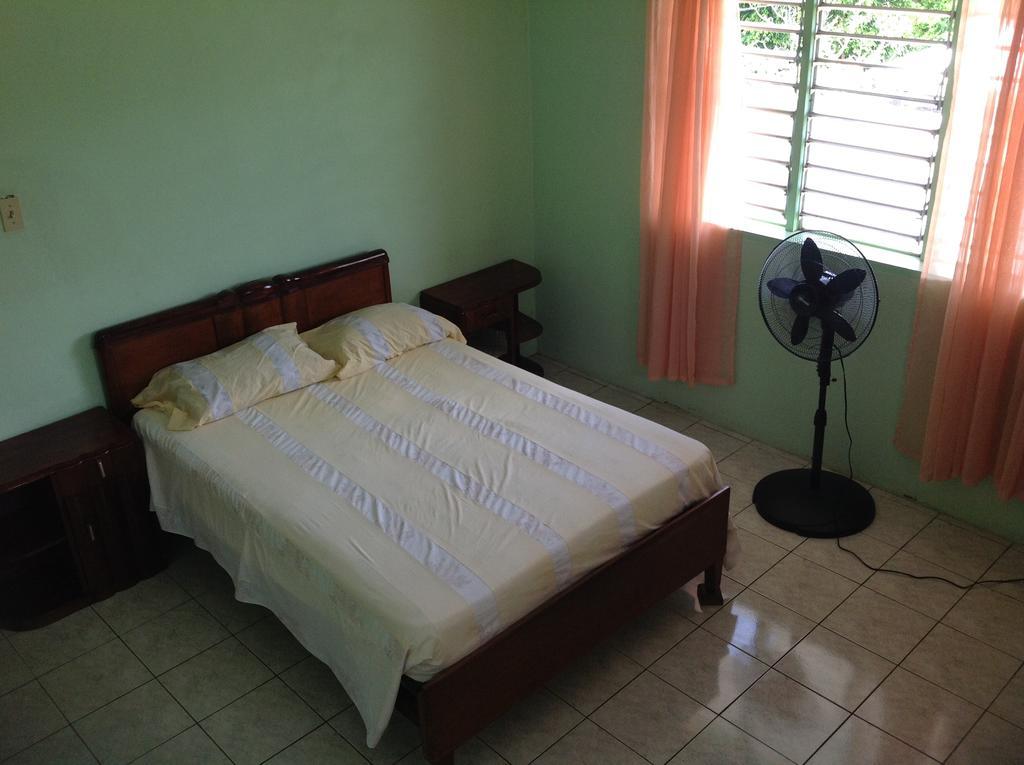 Gasthaus Chillax On Our Farm Ocho Rios Exterior foto